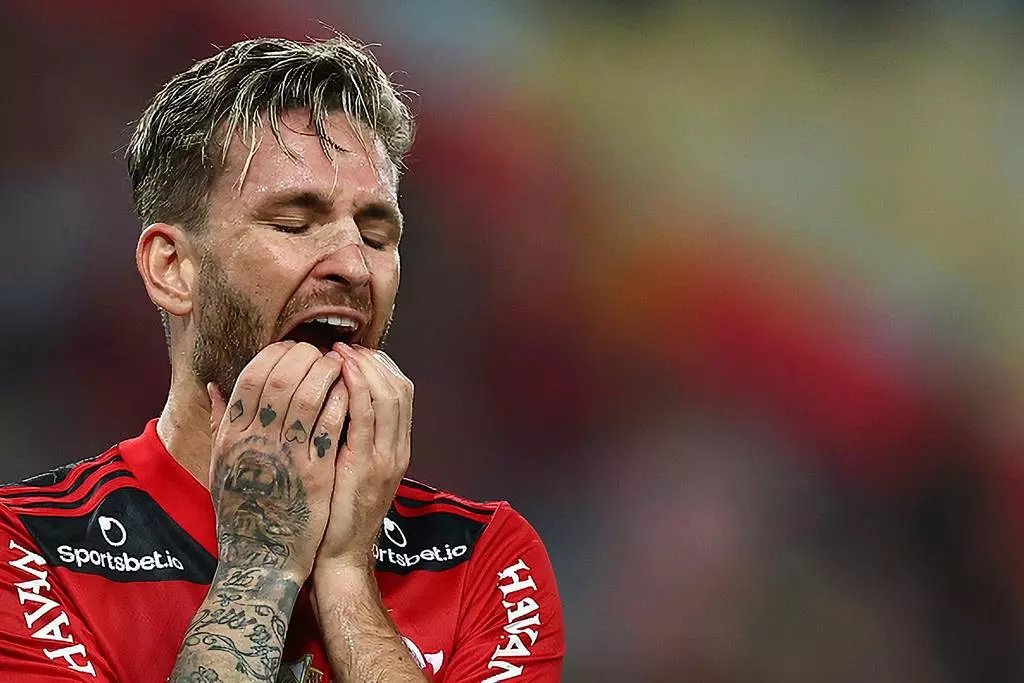 joaodoresenha's tweet photo. 9 dos 11 gols sofridos pelo Flamengo de Paulo Sousa vieram de falhas individuais https://t.co/mVJjJOzoC2 https://t.co/jm4feISVir
