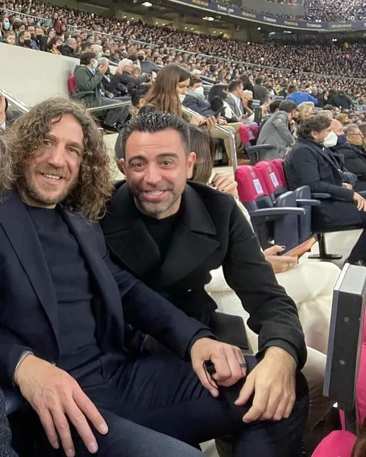 GxldeMasche's tweet photo. Xavi y Puyol viendo el partido del Barça femenino. Més que un club. 💙❤ https://t.co/XkUGwMnneD