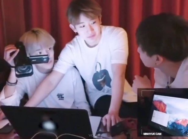 69taeiI's tweet photo. How OLD is this pic 😢 https://t.co/M4n2n7ieB3