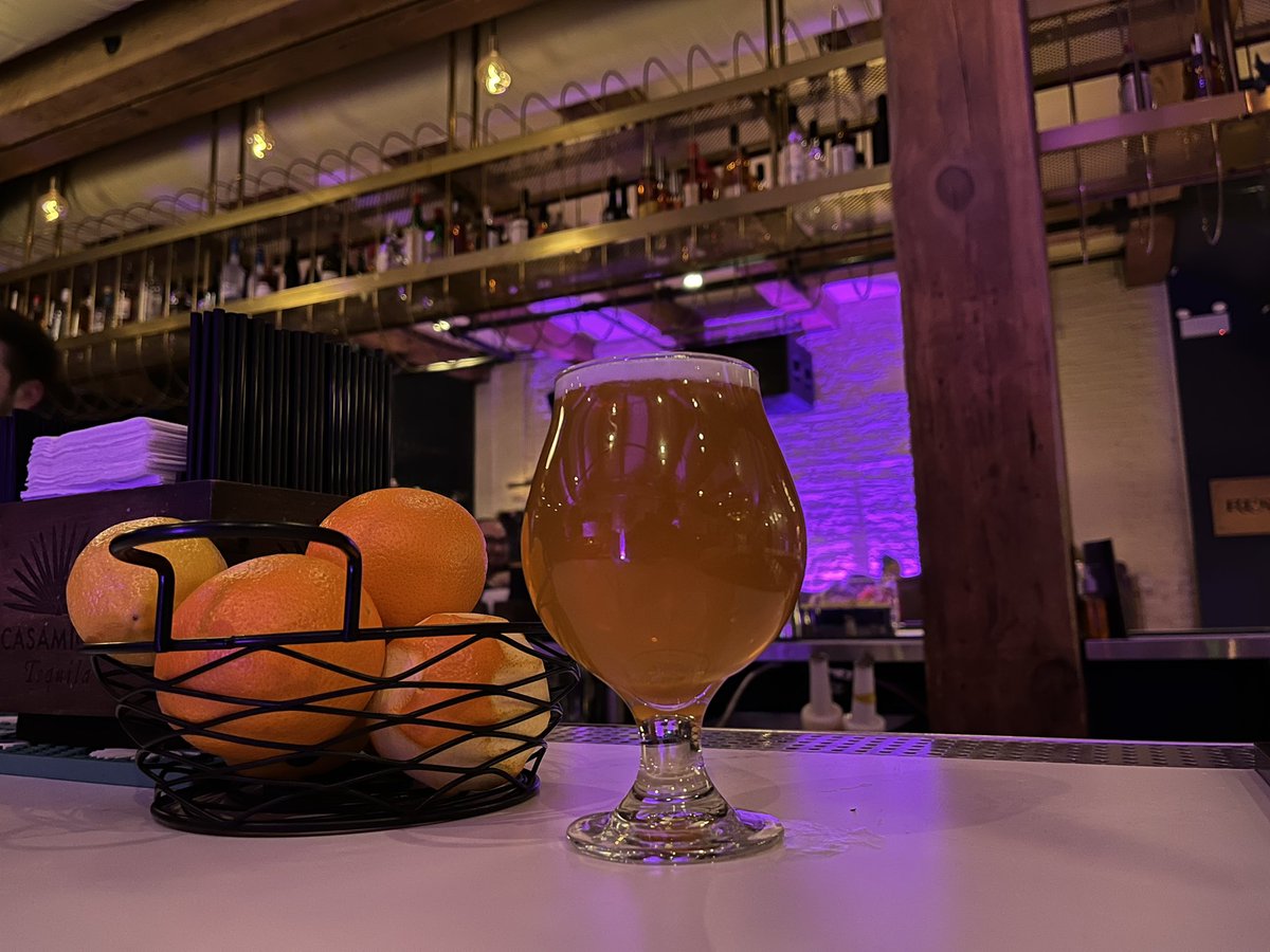 chicagobars's tweet photo. Undisclosed fancy Chicago tavern licensed #TavernWeek2022 location. Drinking cool down beer after a work event. I got a weird job. 🍻🤷‍♂️ https://t.co/gvxmteZkWS