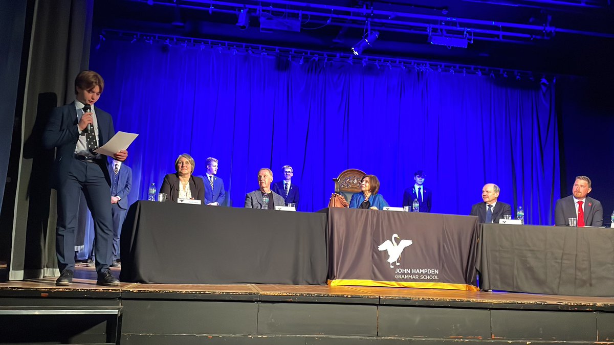 Jenglish1987's tweet image. Hugo in Y12 closes events with a heartfelt speech with great touches of humour. Great job everyone! #jhgsqt @JHGSHW @JHQuestionTime @JHGSPolitics