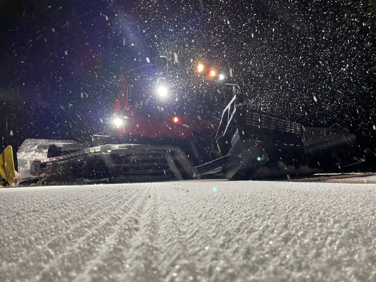 ontakeskijo's tweet photo. おはよう御座います！
御嶽スキー場です。
昨夜から雪が降っています❄️
#ontakeskijo https://t.co/2unpbBXHas