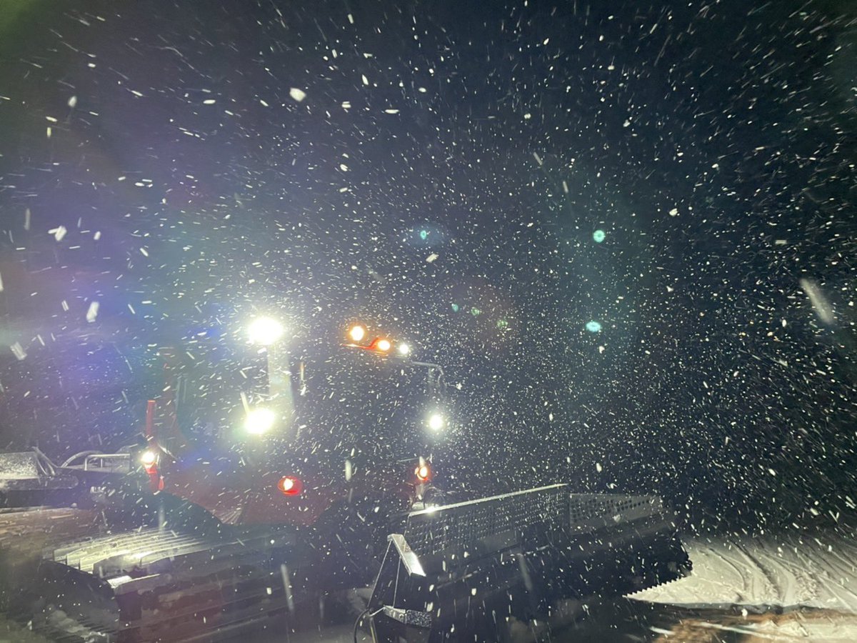 ontakeskijo's tweet photo. おはよう御座います！
御嶽スキー場です。
昨夜から雪が降っています❄️
#ontakeskijo https://t.co/2unpbBXHas
