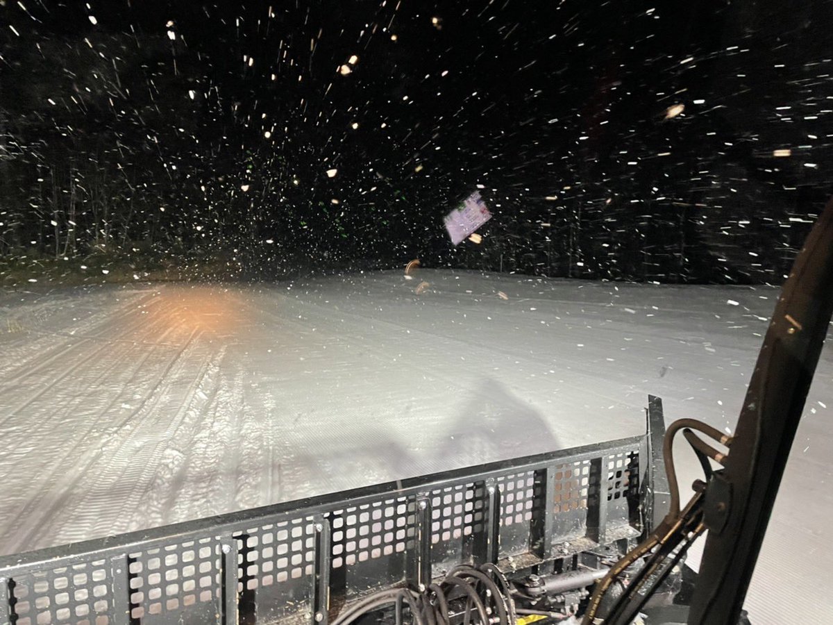 ontakeskijo's tweet photo. おはよう御座います！
御嶽スキー場です。
昨夜から雪が降っています❄️
#ontakeskijo https://t.co/2unpbBXHas