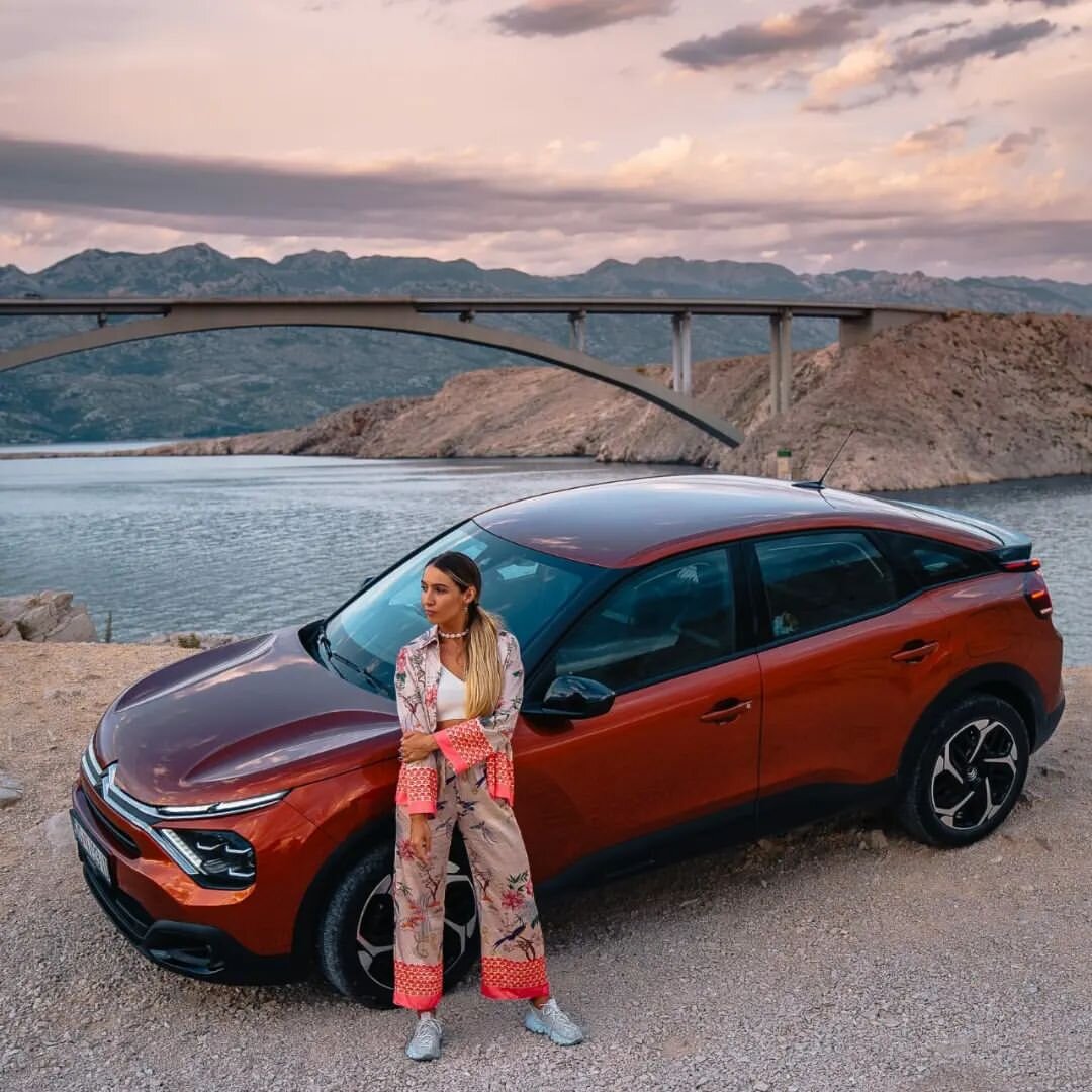 CitroenChile's tweet photo. Belén decidió fotografiarse en frente de su New Citroën C4. 
¿El resultado? Un montón de likes  ♥️

Experimenta tú también la experiencia Citroën reservando el tuyo en: https://t.co/aqmtwnfpL9

#CitroënC4 #OpenTheWay #AdvancedComfort #CitroënChile https://t.co/xaEJDul5Um