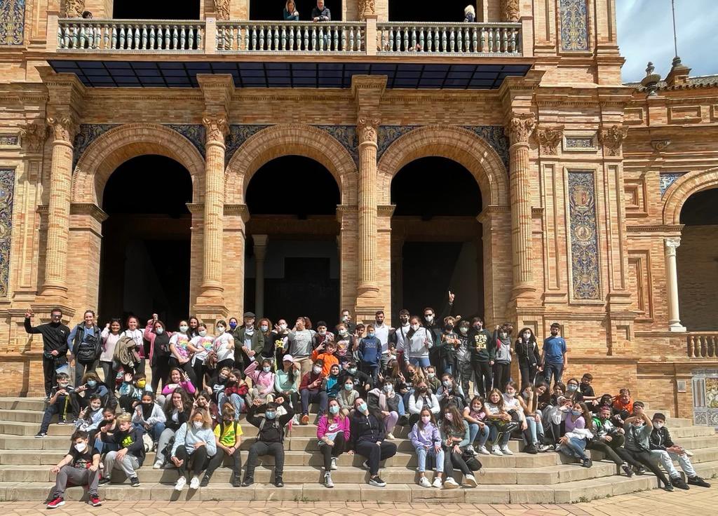 kusgm's tweet photo. Hoy nuestros sextos han disfrutado de lo lindo con la UDI "CONOCE SEVILLA. LA EXPOSICIÓN IBEROAMERICANA DE 1929", realizando una Gymkhana en el Parque de María Luisa, pasando por la Plaza de España.
Os dejamos una pincelada. https://t.co/P19gPc4OCN