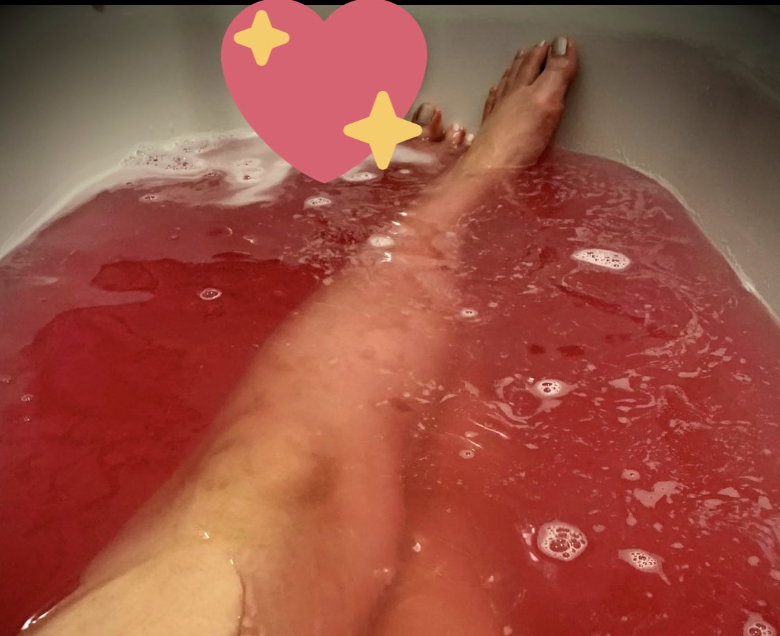Während ich mein wohlverdientes Entspannungsbad nehme, wirst du kleines Würmchen dich brav in meinen DMs melden 
#zahlsklave #paypig #herrin #findom