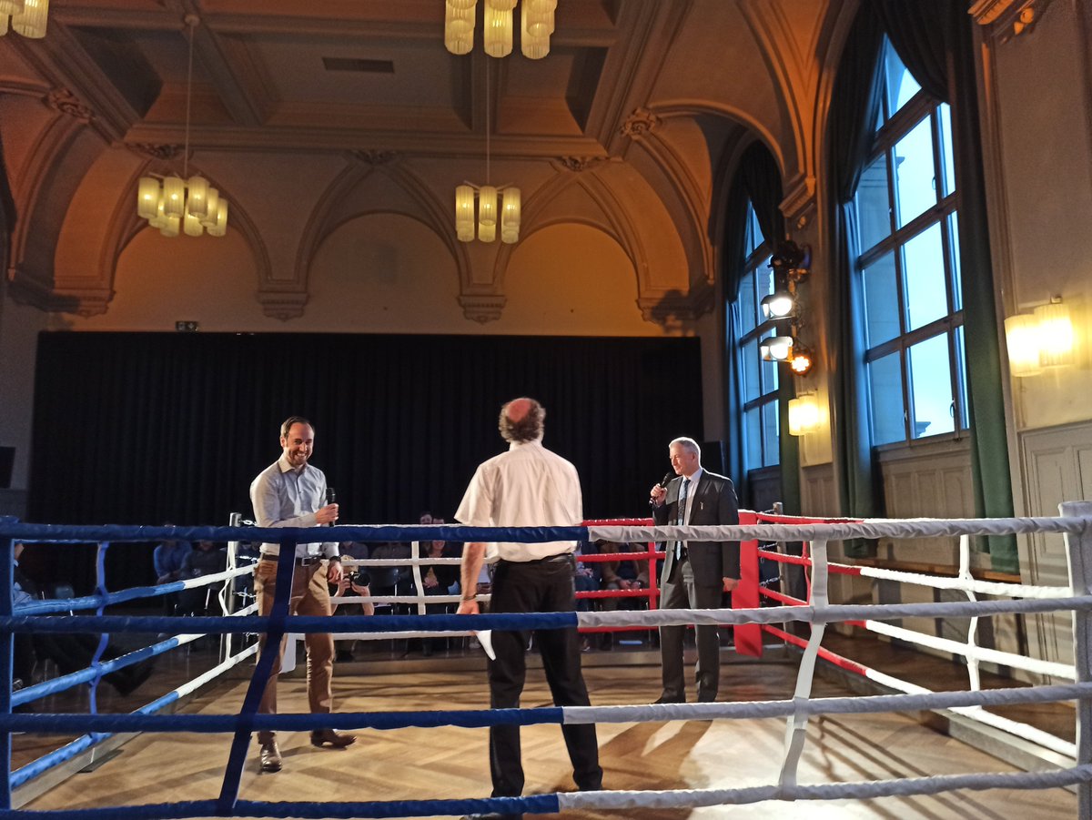Unser Präsident <a href="/cwasi/">Christian Wasserfallen</a> im Boxring beim spannenden #unboxingday von @usic_ch. Auch wenn es nicht ganz für den Champion-Gürtel gereicht hat, die Runde über #Partizipationsplattformen ging an Christian Wasserfallen.