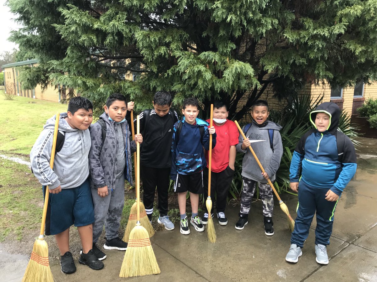 We had a bit of a drainage issue in front of ⁦<a href="/SalemElementary/">Salem Elementary</a>⁩ today at dismissal but nothing my friends couldn’t solve with some creative sweeping… #BrighterDaysAhead