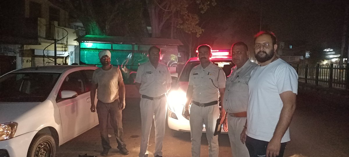 mayank8016's tweet photo. @HMOIndia @anilvijminister माननीय मंत्री जी 31 march रात को 10:00 बजे बरवाला रोड पर मेरे कार पंचर हो गई थी दूर-दूर तक कोई दुकान नहीं खुली थी मैंने 112 कॉल करके मदद बुलाई उन्होंने 8 किलोमीटर दूर से ढूंढ कर पंचर वाले को लेकर आए और मेरी कार का टायर ठीक करवा https://t.co/qQq6FJRbIK