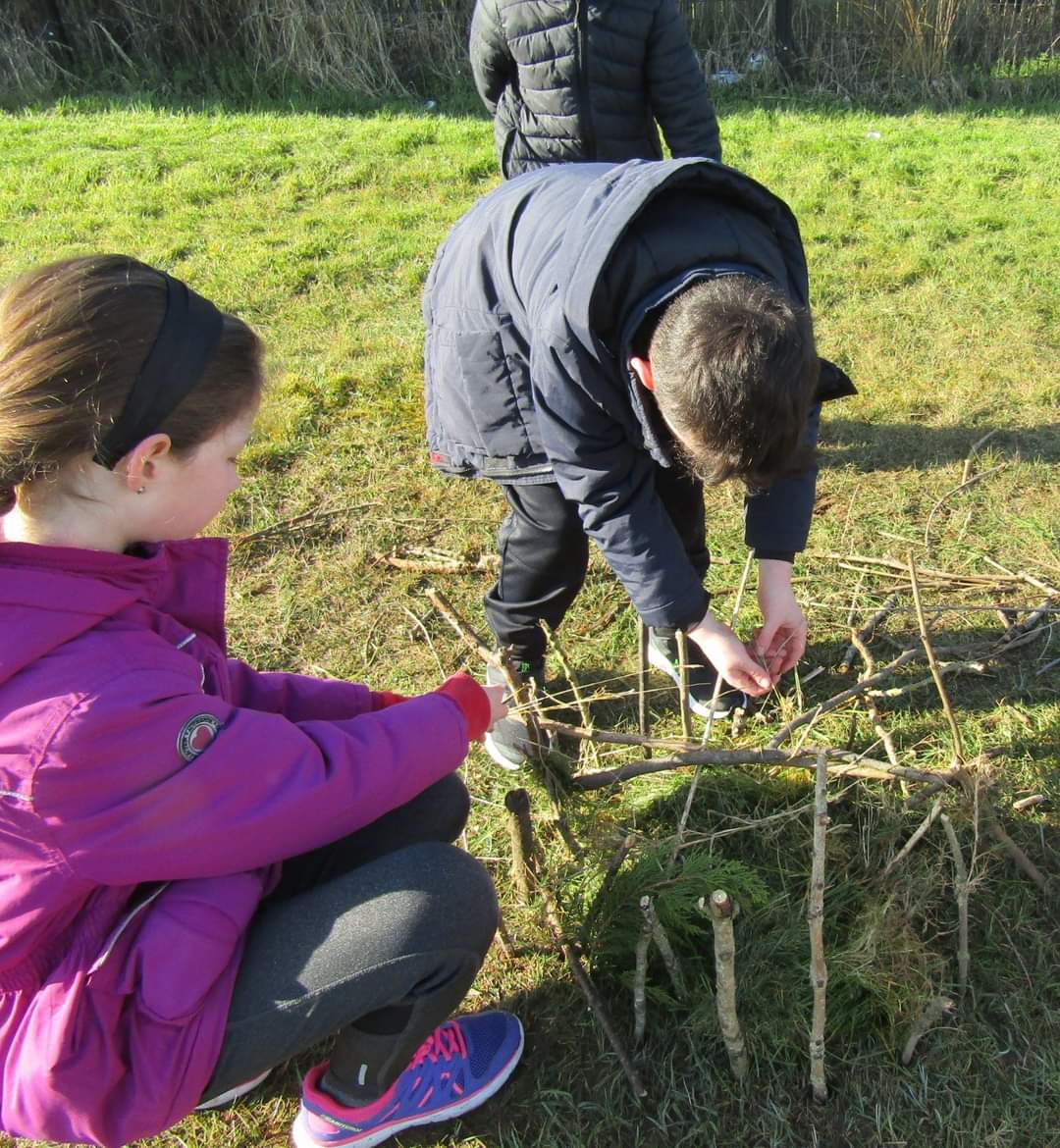 NIForestSchool's tweet image. We had so much fun with at St MacNissi&apos;s PS this morning. We built houses for our toy animals using #natural materials. After break we used #hacksaws and tent pegs to make Elder bubble wands and enjoyed blowing bubbles.
#nifsa #learningwithoutwalls #learningoutdoors #forestschool