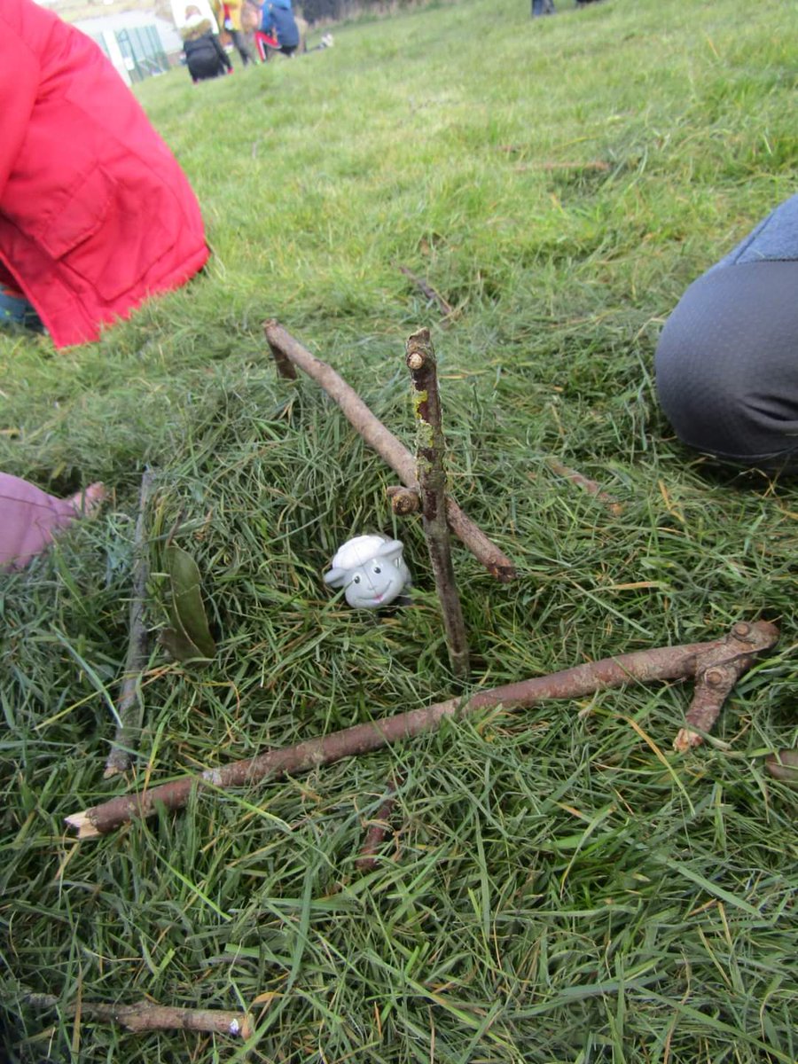 NIForestSchool's tweet image. We had so much fun with at St MacNissi&apos;s PS this morning. We built houses for our toy animals using #natural materials. After break we used #hacksaws and tent pegs to make Elder bubble wands and enjoyed blowing bubbles.
#nifsa #learningwithoutwalls #learningoutdoors #forestschool