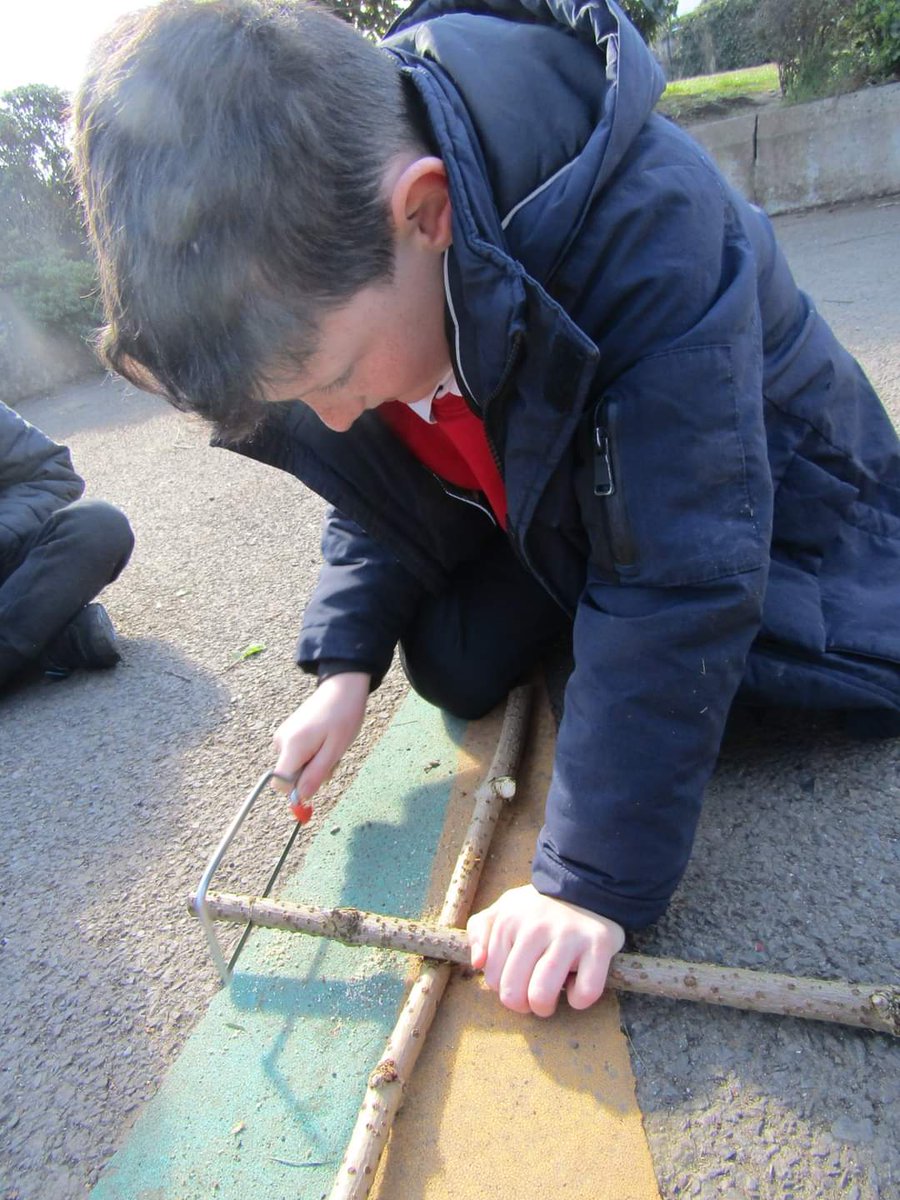 NIForestSchool's tweet image. We had so much fun with at St MacNissi&apos;s PS this morning. We built houses for our toy animals using #natural materials. After break we used #hacksaws and tent pegs to make Elder bubble wands and enjoyed blowing bubbles.
#nifsa #learningwithoutwalls #learningoutdoors #forestschool