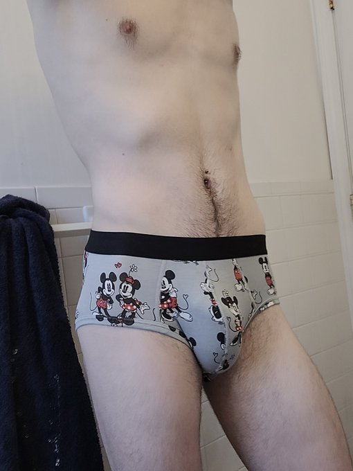 3 pic. Mickey mouse says hi ;3c https://t.co/kFAUceVKOV