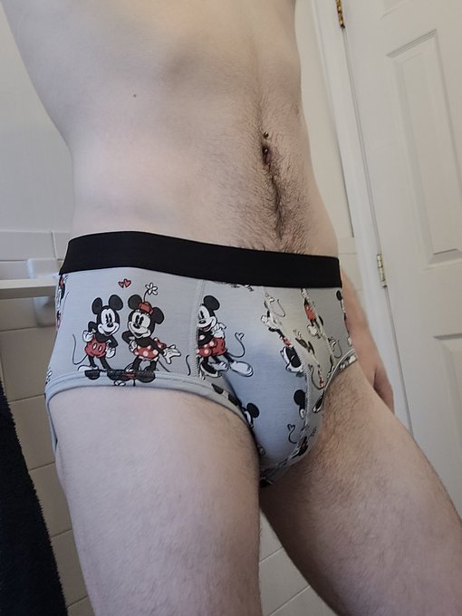 1 pic. Mickey mouse says hi ;3c https://t.co/kFAUceVKOV