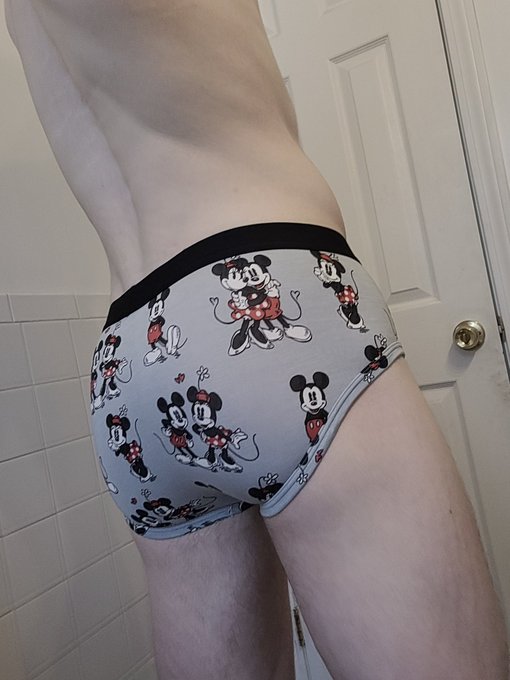 2 pic. Mickey mouse says hi ;3c https://t.co/kFAUceVKOV