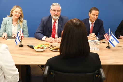 SecChambersIN's tweet photo. #INIsrael | @GovHolcomb, and I met Energy Minister @KElharrar to highlight Indiana’s energy and technology ecosystem, along with our strategic energy transition plans 🇮🇱 https://t.co/sSdMFLnCET