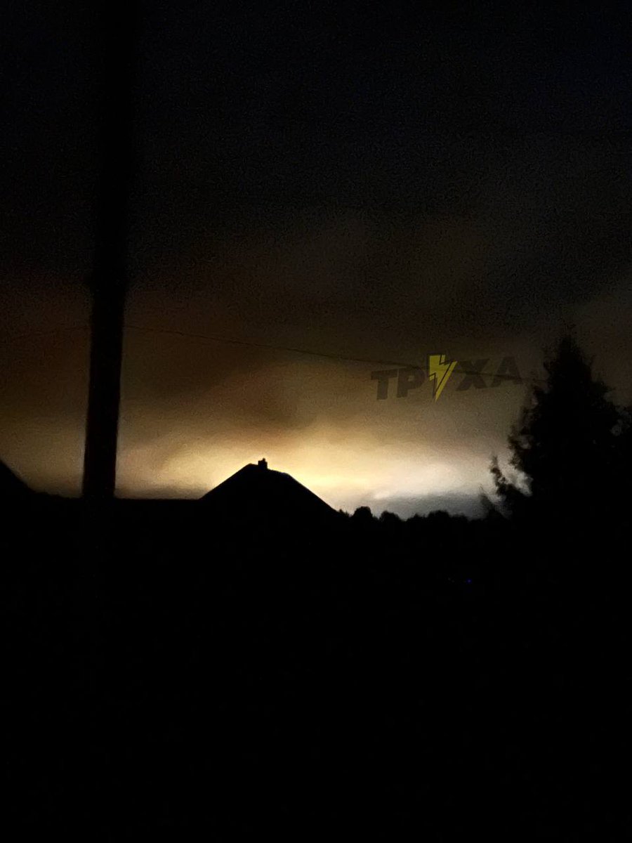 WhiteMarchINT's tweet photo. 🔻A closer look of light in the sky seen in Lviv after the reports of explosion occuring in the region.

#Ukraine #Lviv https://t.co/FTVEc4NdbP