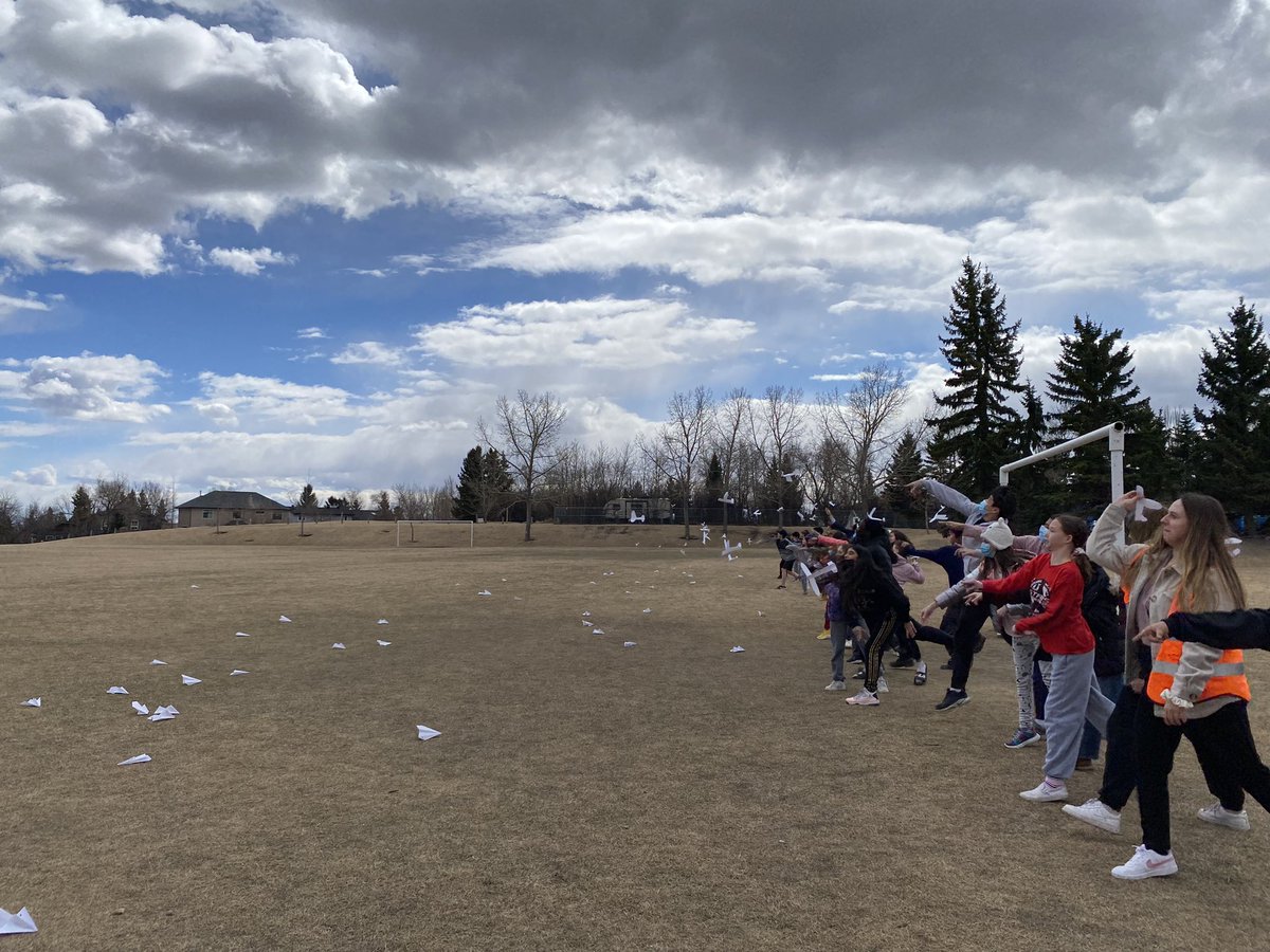 wdsgradesix's tweet photo. Trying out two different paper airplanes today to learn about how design affects flight. #wdsgrade6 #cbescience #wds #sciencefun https://t.co/KOyrhVdiSS