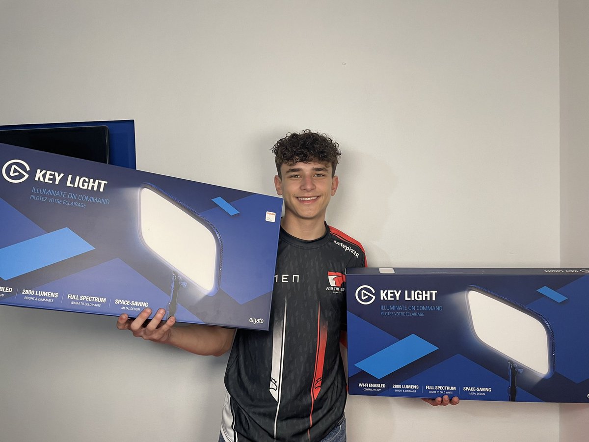 C0NT4D354T1V4D4's tweet photo. Omggg chegaram!! Cada vez mais proximo do meu setup de sonho! 😳🥰 
As keylights da @elgatoPT são brutais, muito obrigado @ftwesports ❤️ https://t.co/7YBY2D2T8t