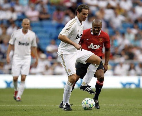 FER_REDONDO5's tweet photo. Fernando Redondo @realmadrid #classicmatch @adidas #CopaMundial #LaPisa #acaricia #adula #halaga #mima #pasion ⚽️💟 https://t.co/aHvsoWiwv3