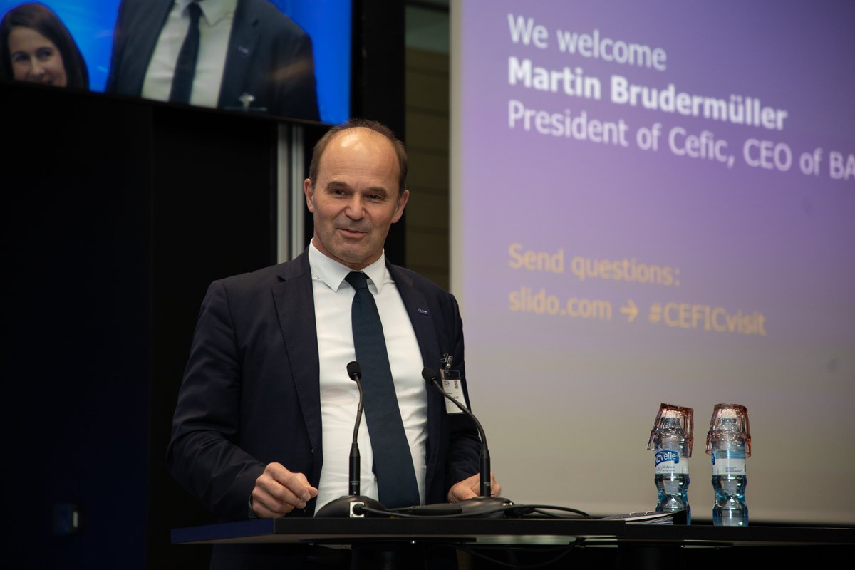 mercedesvinas's tweet photo. It’s important for @EU_ECHA to understand the challenges industry is facing with chemicals regulation. Thank you to Mr Martin Brudermüller, the president of @CEFIC and CEO of @BASF for sharing how the #chemicalstrategy impacts your industry! https://t.co/SKFIYKfIbS