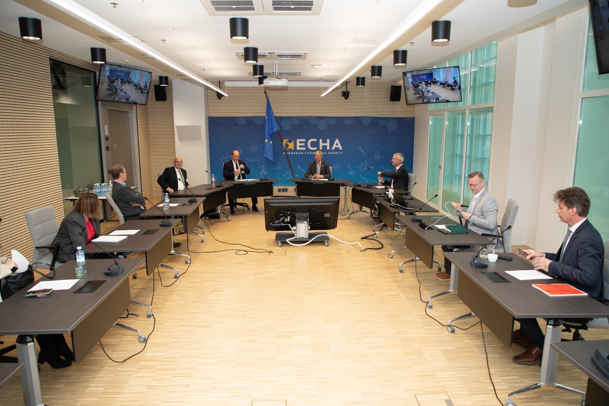 mercedesvinas's tweet photo. It’s important for @EU_ECHA to understand the challenges industry is facing with chemicals regulation. Thank you to Mr Martin Brudermüller, the president of @CEFIC and CEO of @BASF for sharing how the #chemicalstrategy impacts your industry! https://t.co/SKFIYKfIbS