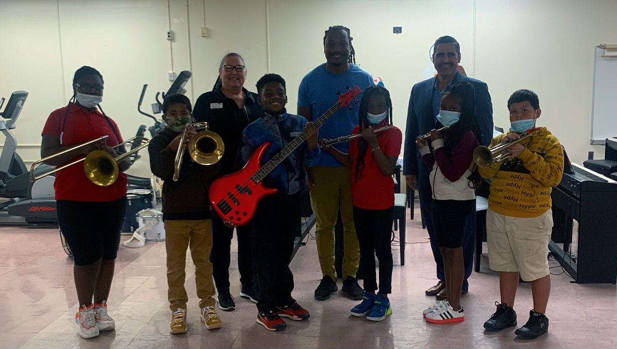 NatKingColeFdn's tweet photo. 🚚 2nd stop on our #MusicDrivesUs #ProjectEncore Tour, Miami-Dade Public Schools - Edison Park K-8 Center.

👉 DONATE - https://t.co/KR4lVhgFpm
👉 PHOTOS - https://t.co/3I6b49O453

🧡 @MDCPS

#nkcgh #natkingcole #projectencore #musiceducation #mdcps #miamidadeschools #edisonpark https://t.co/PIEZlNI2A4