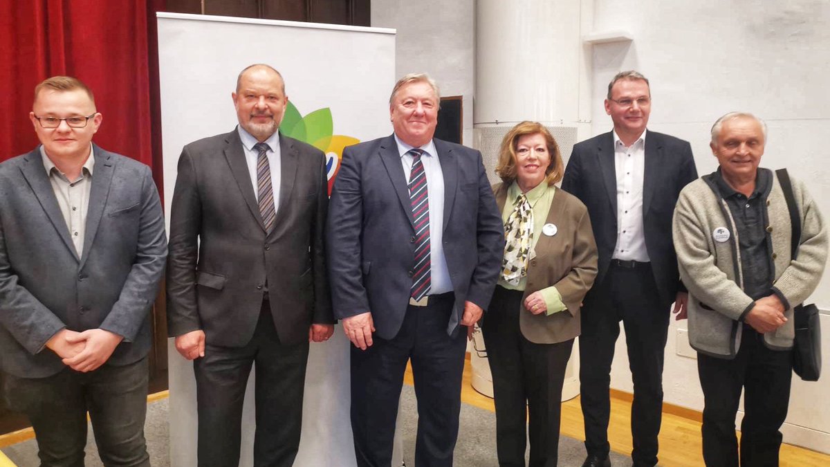 Na srečanju #PovežimoSlovenijo 🤝🇸🇮 v Logatcu se je predstavil Berto Menard, župan Občine Logatec. Konkretne rešitve za🇸🇮v duhu povezovanja in sodelovanja je podprl tudi kandidat na Vrhniki <a href="/NejcSkof/">Nejc Škof</a>. Pridružili so se <a href="/AlojzKovsca/">Alojz Kovšca</a>, <a href="/NadaPavser/">Dr. Nada Pavšer</a>, <a href="/Marjan_Podobnik/">Marjan Podobnik</a> in Andrej Magajna.