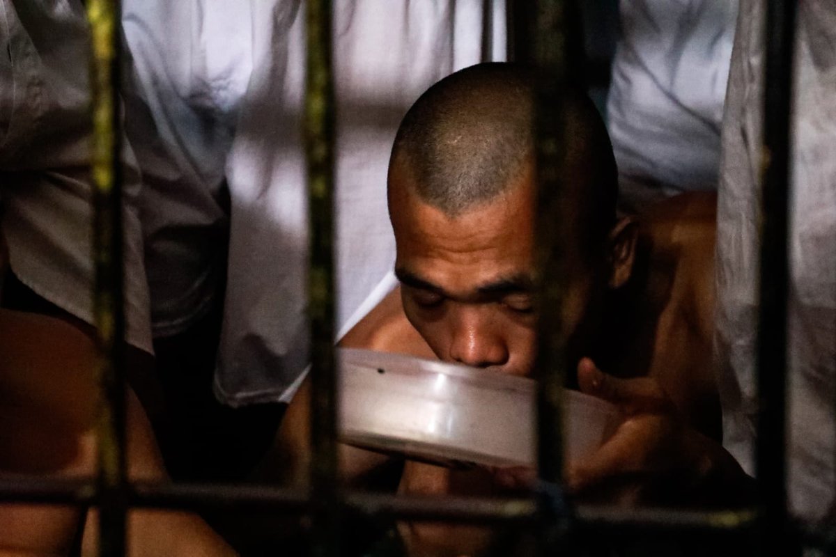 HanniaNovell's tweet photo. Ante la ola de #asesinatos en El Salvador, siguen los castigos contra los pandilleros detenidos.

El gobierno de Nayib Bukele limitó sus alimentos y solo les darán tortillas y frijoles. https://t.co/sVwr29G2Af