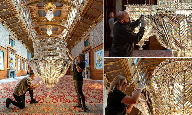 TheNorskaPaul's tweet photo. Staff at HM #TheQueen #WindsorCastle home dust off grand chandeliers in the #WaterlooChamber ahead of its re-opening to the public.
The chamber is one of the largest rooms in the #Berkshire castle and is used for Investitures. 👍😍
Could I have a Knighthood please Ma’am😇😃 https://t.co/54dZU2Z9nU