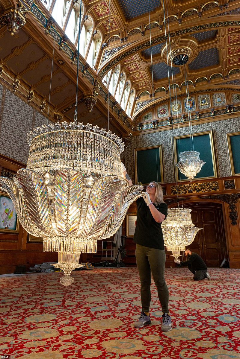TheNorskaPaul's tweet photo. Staff at HM #TheQueen #WindsorCastle home dust off grand chandeliers in the #WaterlooChamber ahead of its re-opening to the public.
The chamber is one of the largest rooms in the #Berkshire castle and is used for Investitures. 👍😍
Could I have a Knighthood please Ma’am😇😃 https://t.co/54dZU2Z9nU