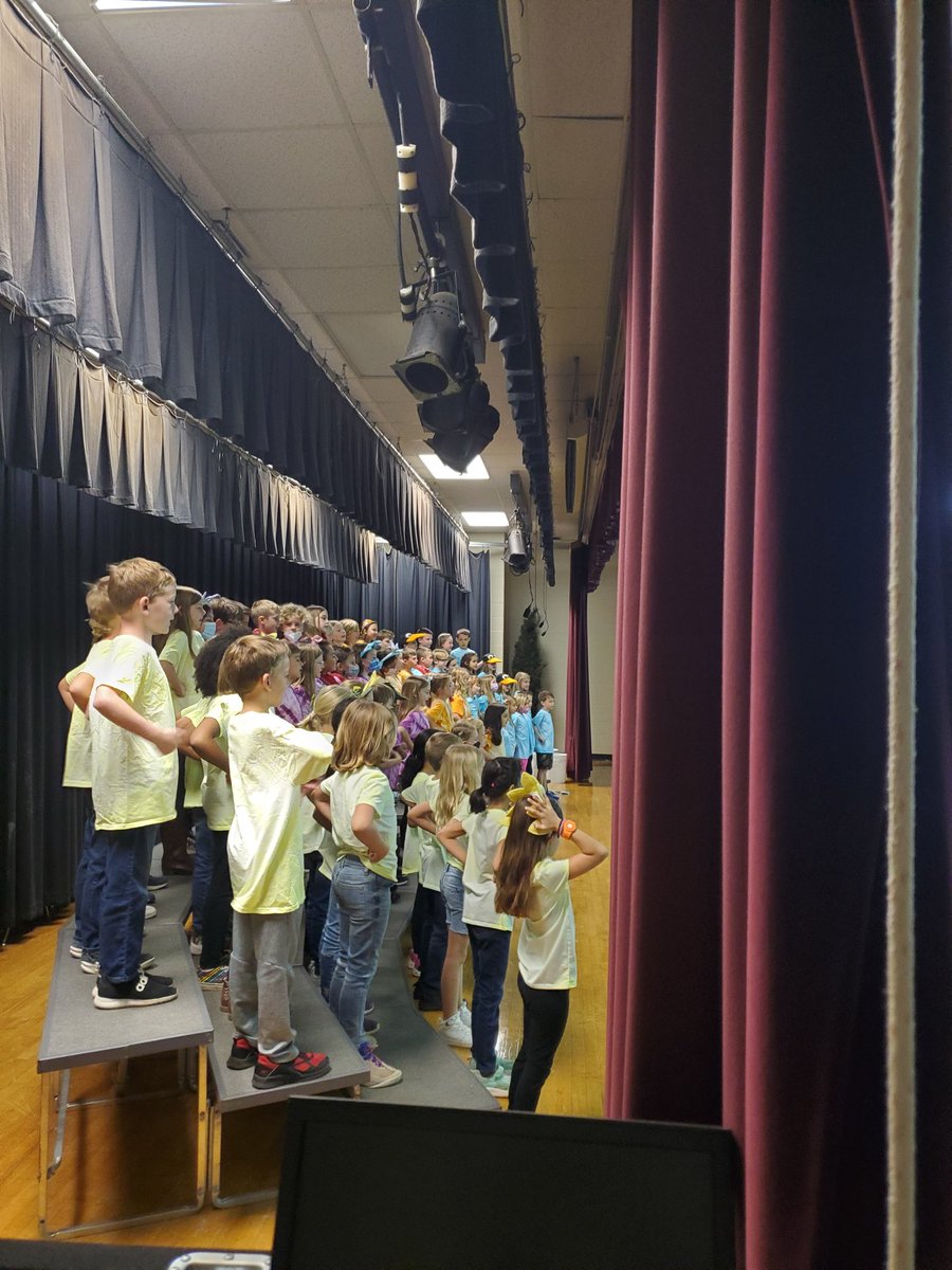 baldeamanda's tweet photo. My sweet view of the 2nd gd musical. #BehindTheScenes @BurtonMusicSAE https://t.co/uC6gQYK51U
