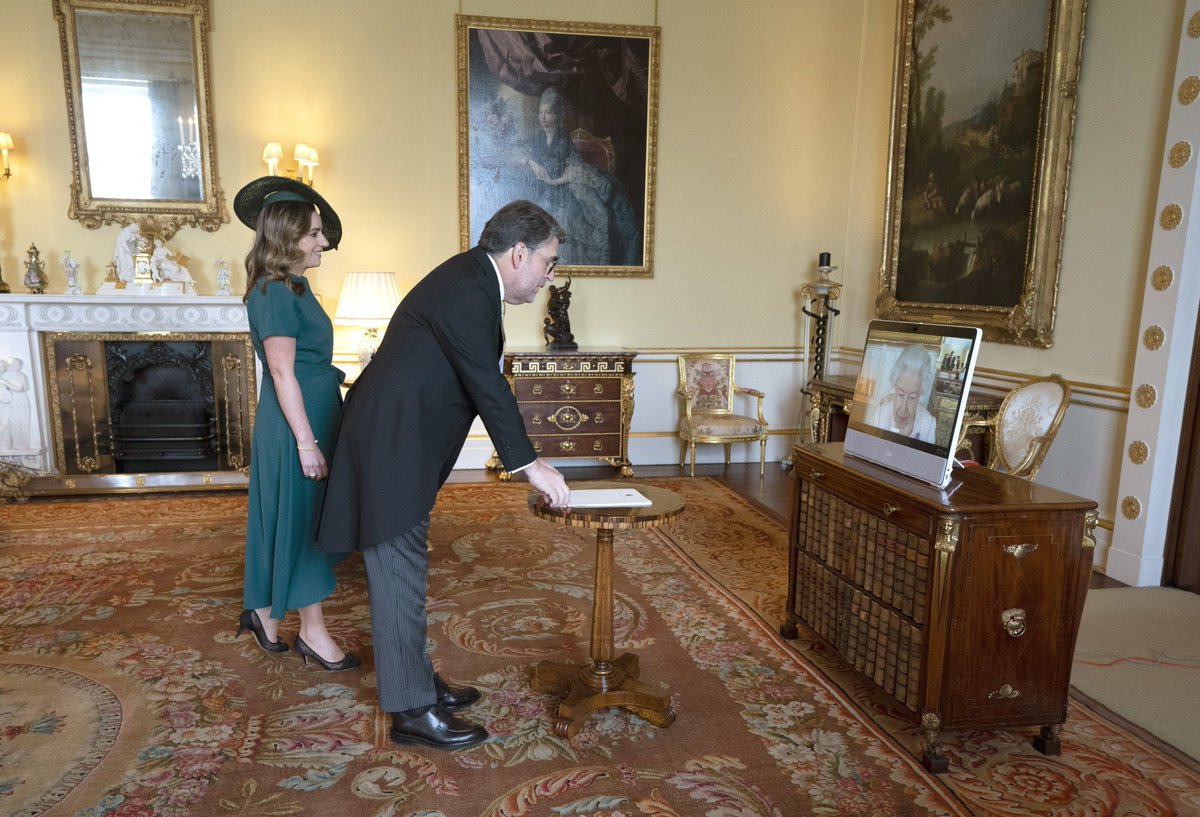 sucrenoticiasec's tweet photo. El embajador de Ecuador en Reino Unido, Sebastián Corral, presentó sus cartas credenciales a la reina Isabel ll, en el Palacio Real, en #Londres.
#SucreEnLaNoticia https://t.co/7w5HliS04d