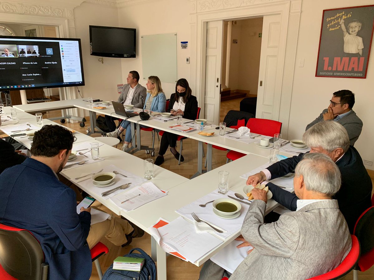gproindustria's tweet photo. Seguimos discutiendo sobre la importancia de la industria colombiana. 

Hoy nos reunimos con el equipo económico de @petrogustavo en compañía de @CCConfeccion, #Asinfar, @AcopiCaldas @ACOPIBOLIVAR , #Acolfa y empresarios del Valle del Cauca.

Gracias al apoyo de @fundacionFESCOL https://t.co/t30cV27fnp