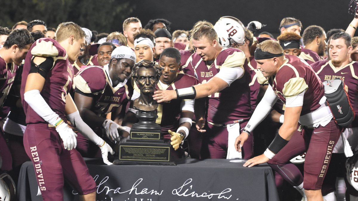 EurekaRedDevils's tweet photo. After a four-year hiatus, the Lincoln Bowl is coming back to Eureka College in 2023.

And @ECRDFootball will be renewing rivalries with both Knox and Greenville in 2023 &amp; 2024. 

📰: https://t.co/7QAMcieZ12 https://t.co/Cz2S8znAye