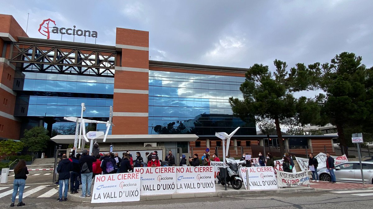 CIERRENUNCA's tweet photo. Un millón de gracias a tod@s l@s que nos habéis apoyado, no etiquetamos porque sois muchísim@s y no queremos dejar a nadie. Estamos muy emocionad@s al ver como nos habéis arropado. Los capitalistas cierran y nos parece lamentable,pero hemos plantado cara.
Os adoramos 😘✊🏿 https://t.co/SaaGWdmh1e