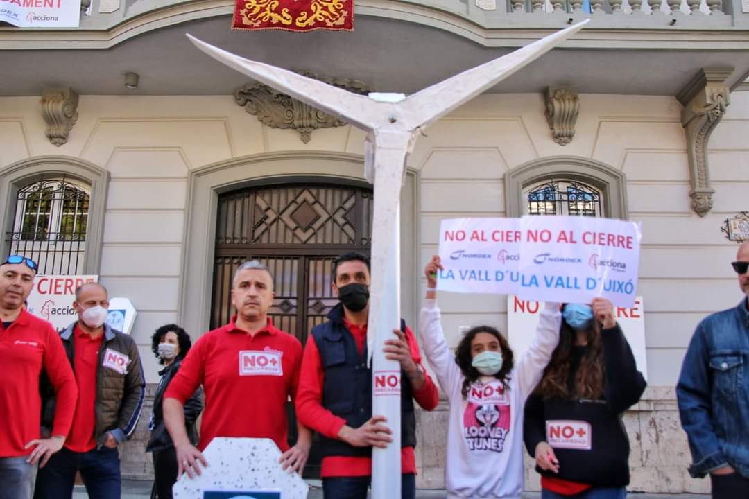 CIERRENUNCA's tweet photo. Un millón de gracias a tod@s l@s que nos habéis apoyado, no etiquetamos porque sois muchísim@s y no queremos dejar a nadie. Estamos muy emocionad@s al ver como nos habéis arropado. Los capitalistas cierran y nos parece lamentable,pero hemos plantado cara.
Os adoramos 😘✊🏿 https://t.co/SaaGWdmh1e