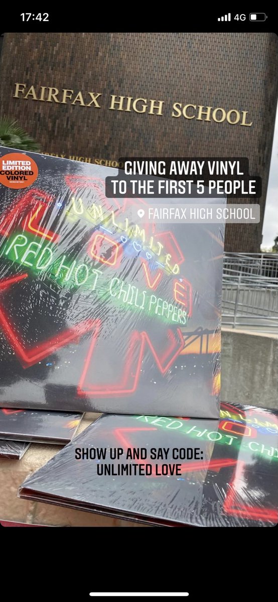 tmdqa's tweet photo. E o Red Hot Chili Peppers que saiu distribuindo discos de vinil de #UnlimitedLove por Los Angeles?

Um dos pontos foi a Fairfax High School, escola onde Flea e Anthony Kiedis se conheceram na adolescência! ❤️‍🔥 https://t.co/CJnXD5A0rY