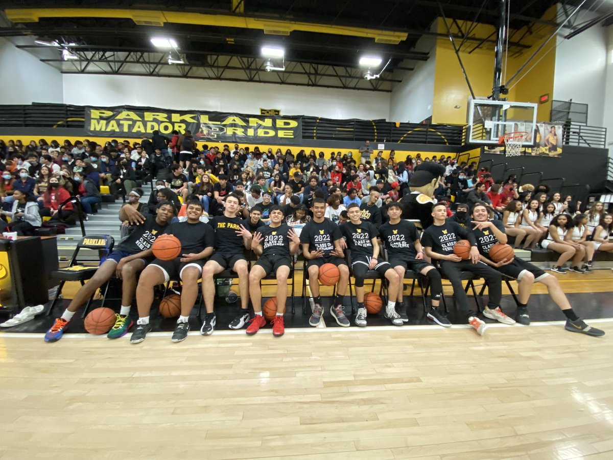 ParklandLibrar1's tweet photo. Faculty bringing there A-game this #seniors2022 vs faculty basketball game @ThePark. Let’s get them dubs! @JSalgado_PHS @phsmats #basketball #THEDISTRICT https://t.co/kny112SOhJ