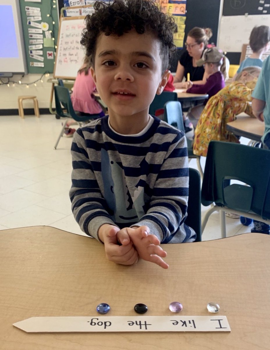These flip sticks were awesome today! We started by reading new sight words in isolation on one side of the stick. On the other side we tackled sentences with familiar sight words while using gems to count and track each word. ✅