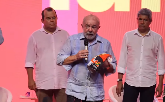 ptbrasil's tweet photo. "Vamos distribuir livros, e não armas. Vamos falar de solidariedade, e não de ódio" @LulaOficial #LulaPelaBahia https://t.co/5zGctAWTYU
