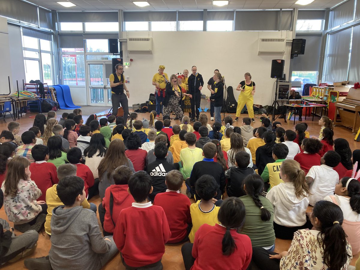 kim_wylie1's tweet image. This afternoon we had the privilege to watch the amazing performers from @electricbrolly. It was such an uplifting experience and so much fun was had by the children and adults. Thank you for visiting us @headcherrytree @CTS_Watford @MissMossCTS