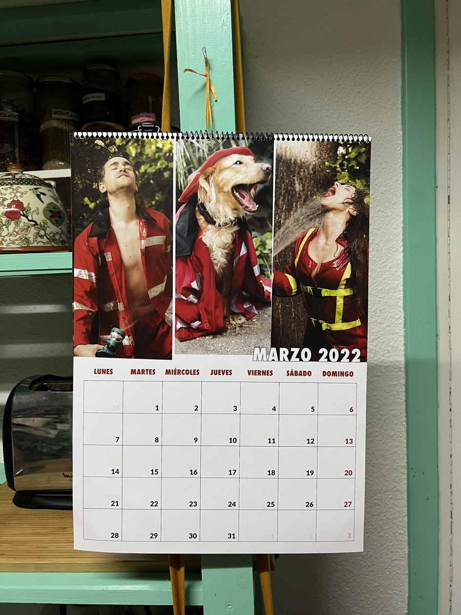 nikkigarcia_es's tweet photo. Había olvidado por completo que a mi amiga le regalamos un calendario de bomberos protagonizado por todos los amigos. He venido a su casa y me he encontrado con esto. 😅 https://t.co/X0UQIgeUqS