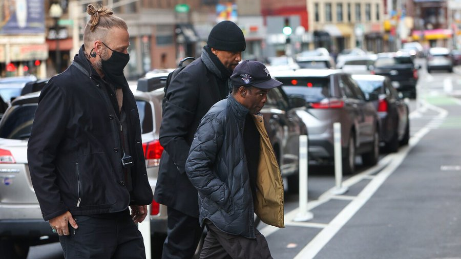 ricardobrown's tweet image. Chris Rock ayer en Boston. Parece que está acompañado de guardaespaldas. Grandotes ellos, según se ve en la foto. Pero es también que Rock no es un hombre grande. Will Smith le lleva 4 pulgadas de estatura y 35 libras de peso.