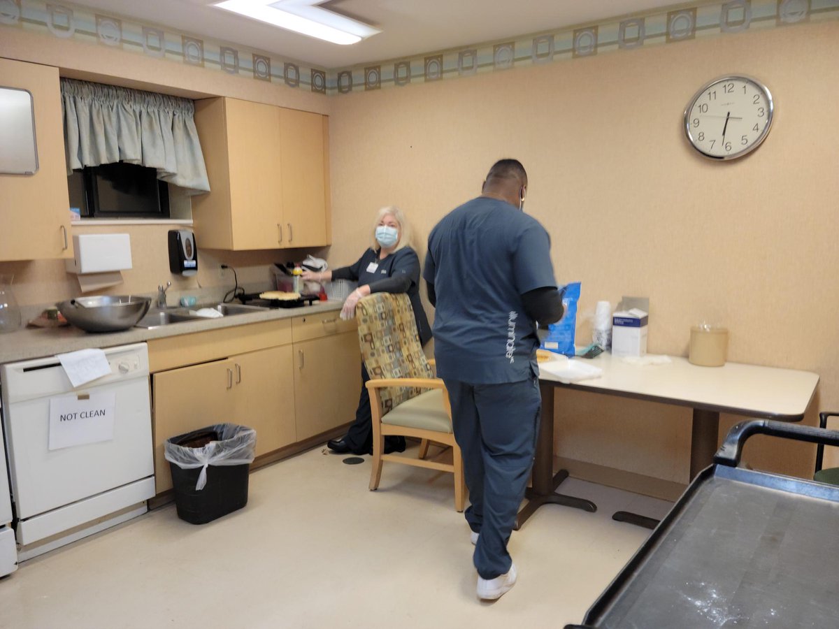 illuminateHC's tweet photo. 🥞A delicious pancake breakfast for #staffappreciation-we'll devour it!!😋

☀️#SKLDBeltline's Leadership team came in extra early to make breakfast for their staff and their families to show them how much they matter to them!! 

🖤We love our SKLD Beltline family! https://t.co/22vu1gSOdF