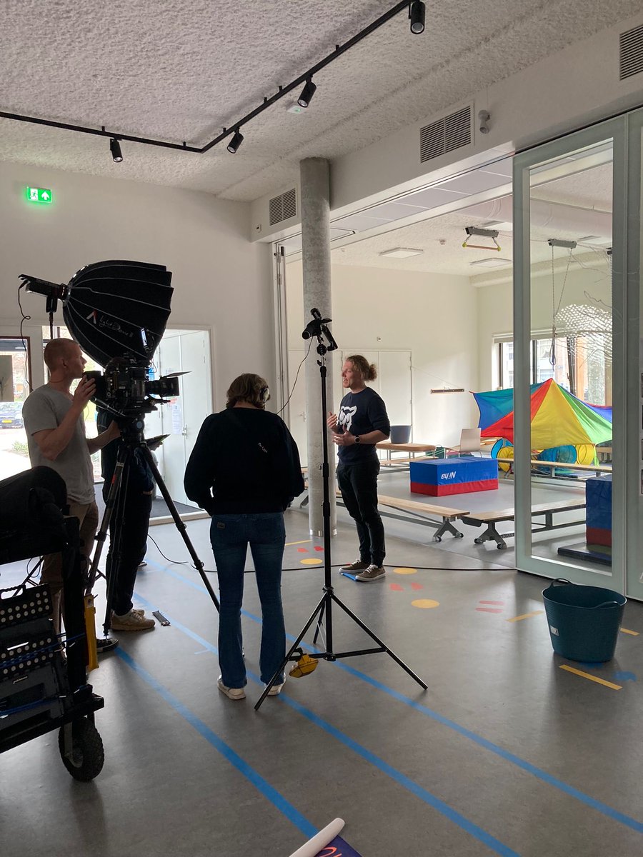 Deze week hebben wederom mooie beelden 🎥 geschoten en interviews 🎤 gehouden om de #dynamischeschooldag🤸🏼‍♀️ in beeld te brengen 📺. Dank Pro Rege School in ⁦<a href="/AmsterdamNL/">Gemeente Amsterdam</a>⁩ en ⁦<a href="/Geldergym/">Wim van Gelder</a>⁩ 🏃🏼. 👉🏻Stay tuned ⁦<a href="/MirkaJanssen/">Mirka Janssen</a>⁩ ⁦@dontbethom⁩ ⁦@HvAUrbanVital⁩
