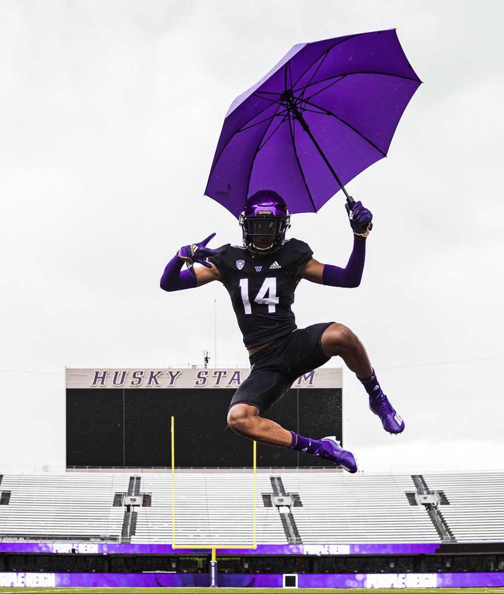 MalikiCrawford's tweet photo. Thanks for a Great Visit @UW_Football UMBRELLA MAN ☔️🦸🏾‍♂️ had a Great Time! 👀 https://t.co/wVlO0toZdD
