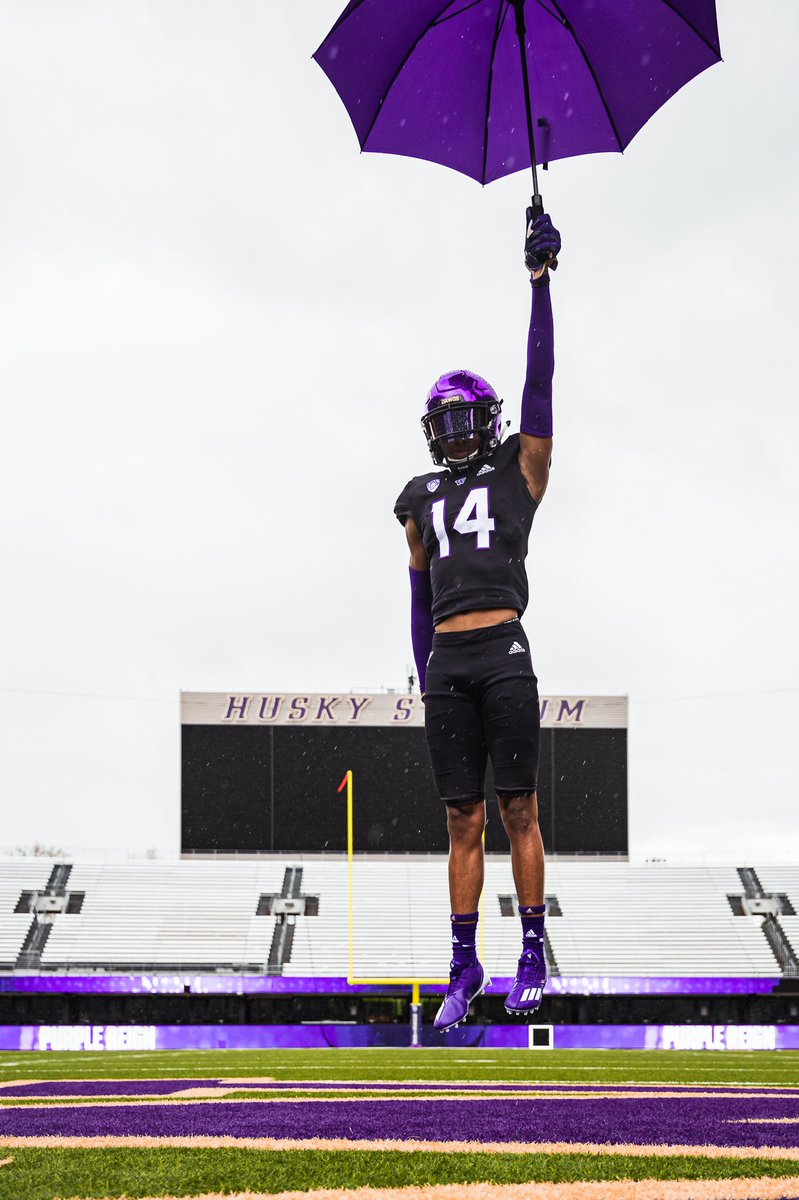 MalikiCrawford's tweet photo. Thanks for a Great Visit @UW_Football UMBRELLA MAN ☔️🦸🏾‍♂️ had a Great Time! 👀 https://t.co/wVlO0toZdD