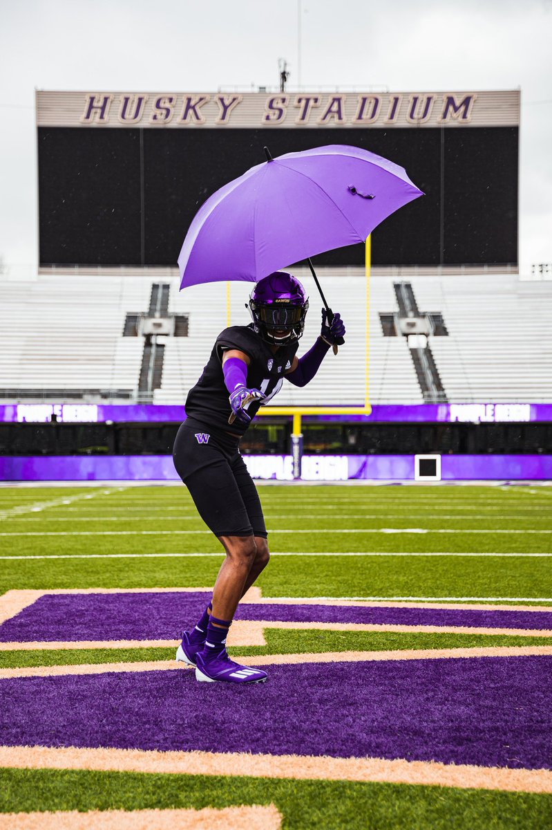 MalikiCrawford's tweet photo. Thanks for a Great Visit @UW_Football UMBRELLA MAN ☔️🦸🏾‍♂️ had a Great Time! 👀 https://t.co/wVlO0toZdD